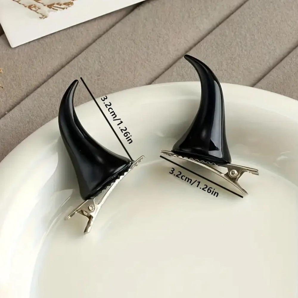 Chic Hair Clips in Black, White, and Red - Picture 2 of 2